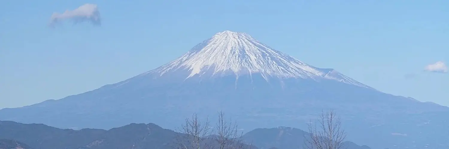 青空の下に広がる雪化粧した富士山